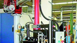 Bild 1: Das Handhabungsgerät Posimat PB 160 in Säulenausführung mit Gegengewicht wird manuell geführt. (Archiv: Vogel Business Media)