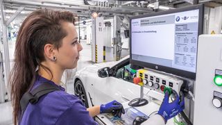 Intuitive Bedidnung ist gerade im industriellen Umfeld wichtig – um die Beschäftigten zu motivieren und effizient zu arbeiten. (Bild: Harry Zdera/BMW)