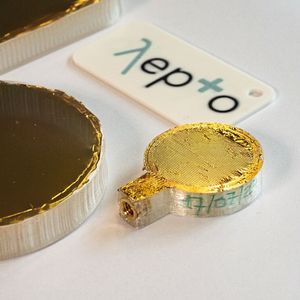 Die Terahertz-Filter von Lepto bestehen aus einer dünnen Polymerfolie mit einer mikrostrukturierten Goldoberfläche, die auf einem 3D-gedruckten Rahmen befestigt ist. Dadurch sind die Komponenten besonders leicht und individuell anpassbar. (Bild:  Empa)