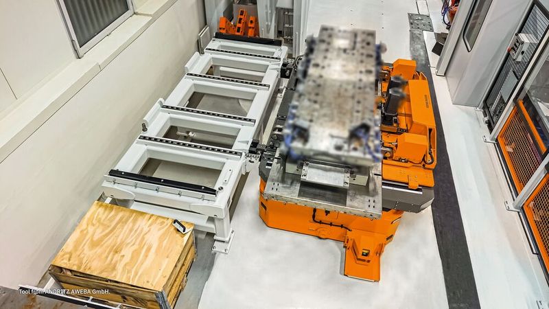 Übergabe an den Werkzeugwechselwagen. (Bild: Genkinger)