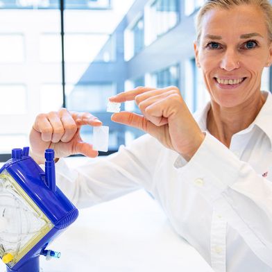 Kleiner und effizienter: Prof. Dr. Bettina Wiegmann zeigt die neue TPMS-Membranarchitektur (rechts) im Vergleich zu den herkömmlichen Hohlfasermembranbündeln aus einem ECMO-Lungen-Unterstützungssystem. (Bild: Karin Kaiser / MHH)
