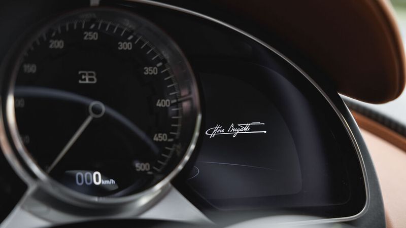 Tacho bis 500 km/h, das Display mit dem Bugatti-Schriftzug zeigt das Bild der Rückfahrkamera. (Bild: Hendryk Meyer/Bugatti)