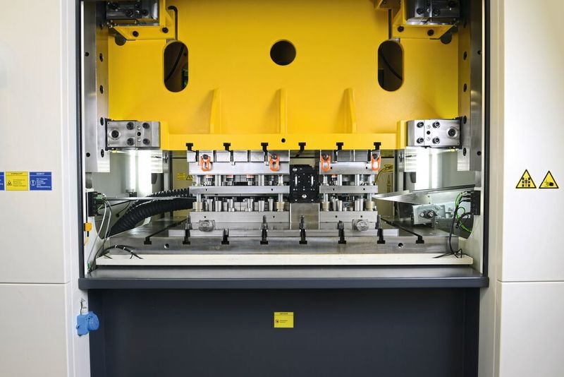 Folgeverbundwerkzeug mit Erwärmungsmodul (schwarz). (Fraunhofer-IPT)