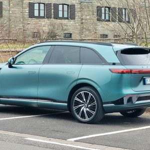 Bis zu 550 PS bringt das SUV auf die Straße.(Bild:  Wehner - VCG)