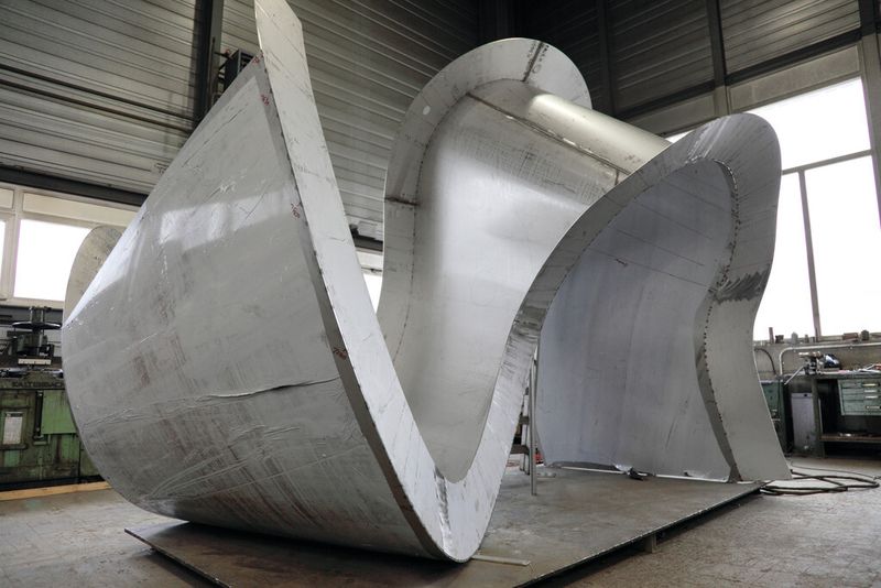 Aus den gebogenen Einzelteilen entsteht schrittweise die Skulptur. (Bild: Carlo Borer)