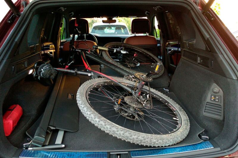 Platz genug im Kofferraum: Bei umgelegter Rücksitzbank passt auch ein großes Mountainbike problemlos in den Touareg. (Thomas Günnel/Automobil Industrie)