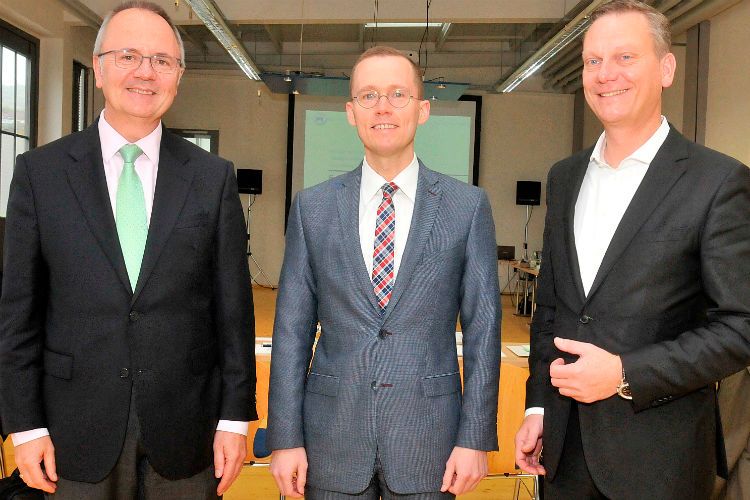 Zuvor tagte der ZDK-Ausschuss Öffentlichkeitsarbeit: (v.li.) Ulrich Köster (ZDK-Geschäftsführer), Frank Niewöhner (Leiter der Marketingkommunikation Ford-Werke) und Arne Joswig (Vorsitzender des ZDK-Ausschusses Öffentlichkeitsarbeit). (Foto: Zietz)