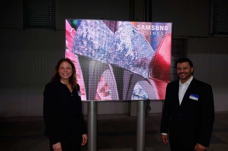 Tanja Mendrzyk und Amit Chatterjee, Samsung, stehen beide auf High-Heels. (Bild: IT-BUSINESS)