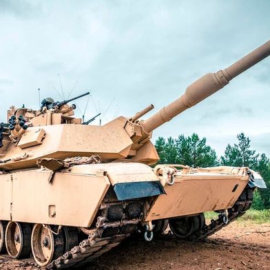 Wer vor einem Kampfkoloss wie dem M1 Abrams der US-Streitkräfte steht, schaut sicher nicht zuerst auf dessen Ketten. Doch für die Einsatzfähigkeit sind sie entscheidend. Deshalb darf sich American Rheinmetall über einen millionenschweren Fünf-Jahres-Vertrag der US-Streitkräfte freuen. (Bild: Rheinmetall)