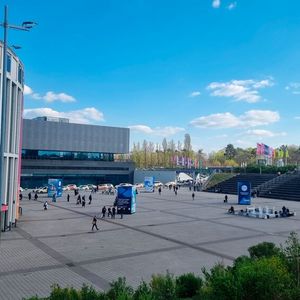 Im April endete die dreitägige DMEA 2026 mit einem neuen Besucherrekord: Rund 22.000 Teilnehmer waren vom 21. bis 23. April in der Messe Berlin. Darunter traten etwa 550 Speaker aus Politik, Wirtschaft und Wissenschaft aus fast 30 Ländern auf. (Bild:  @ Serina Sonsalla)