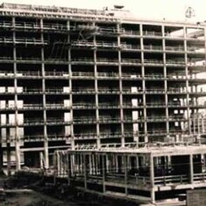 Ende des Jahres 1954 war die Mitarbeiteranzahl bereits auf 300 gestiegen. Kurz darauf wurde ein großer Neubau des Architekten Carl-Friedrich Fischer an der Fördestraße errichtet. Der Grundstein des Hochhauses wurde im Dezember 1961 gelegt. Der Neubau konnte 1965 bezogen werden. (Bild:  KBA)
