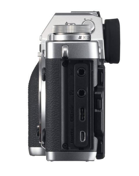 Diverse Anschlüsse sind jetzt hinter einem abnehmbaren Cover in der Kamera verbaut. (Fujifilm)