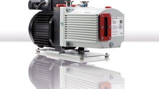 Durch den um mehr als die Hälfte reduzierten Ölnebelauswurf, das innovative Antriebskonzept und die optionale Magnetkupplung arbeiten die Drehschieberpumpen Duoline sauber und umweltverträglich. (Pfeiffer Vacuum)