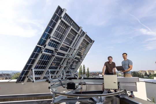 Armin Buchroithner (rechts) und Thomas Neubauer vom Institut für Elektrische Messtechnik und Sensorik der TU Graz neben der FLAPTrack-Demonstrationsanlage.(Bild:  Lunghammer - TU Graz)