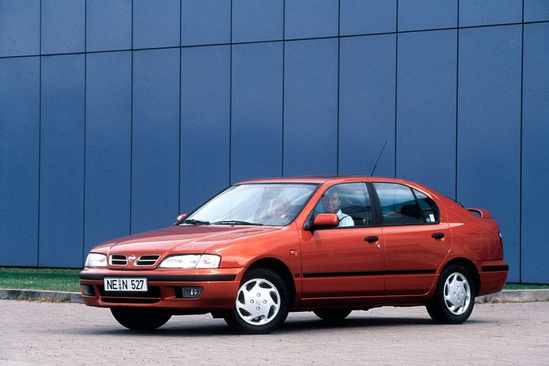 Vergessener Alltagsheld: Der in Europa produzierte Nissan Primera zählte 1996 zu den pragmatischen Erfolgstypen, die heute kaum noch jemand kennt. Er war als Stufenheck und Fließheck erhältlich, hinzu kam der Traveller (Kombi), der allerdings in der ersten P11-Serie (1996–1997) nicht verfügbar bar. Die Produktion der zweiten Primera-Generation endete 2002. (Bild: Nissan)