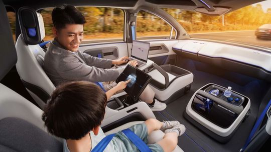 Innen fehlt das Lenkrad, bis zu vier Passagiere haben Platz.(Bild:  Baidu)