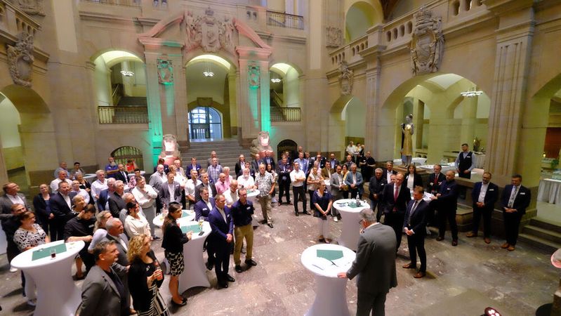 Der zweite Sommerempfang des sächsischen Kraftfahrzeuggewerbes fand diesmal in der Staatskanzlei in Dresden statt.(Bild:  Holger Zietz - VCG)