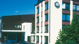 Die Schlemmer Group (im Bild der Firmensitz in Poing) hat die Mehrheit der Hoppe Kunststoffspritzerei und Formenbau GmbH & Co. KG übernommen und ist ab April 2014 Mehrheitsgesellschafter bei dem in Mahlow bei Berlin ansässigen Unternehmen. (Foto: Schlemmer)