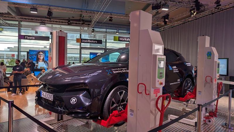 Im Straßenverkehr ist der neue Lotus Eletre noch kaum zu sehen – aber auf der Automechanika am Stand von ZF. Offenbar besteht das halbe Auto aus Komponenten des Autozulieferers. (Bild: Rosenow – VCG)