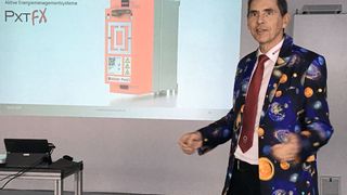 Ist es Rocket Science? Michael Koch enthüllt stolz seine neue Produktreihe: eine Gerätefamilie für das aktive Energiemanagement elektrischer Antriebe. (Bild: Stefanie Michel)