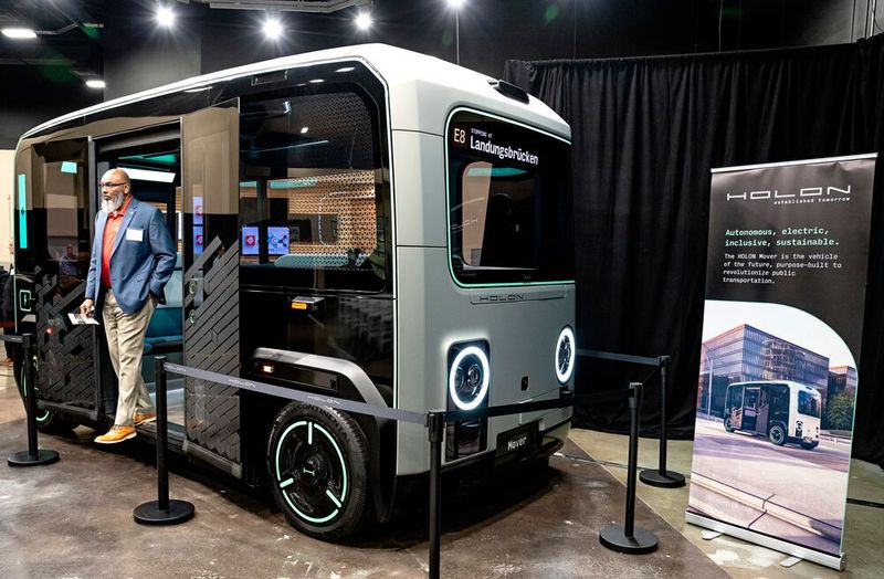 In einer feierlichen Veranstaltung wurde bekanntgegeben, dass Holon zukünftig seine autonomen Shuttles in Jacksonville, Florida, produziert. Im Rahmen dessen konnten die Besucher den Mover hautnah erleben. (Bild: Holon)