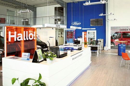 Das Autohaus Jörg in Bad Vilbel ist ein Beispiel dafür, wie eine Architektur nach den Wünschen der Bauherren gestaltet werden kann. Die Basis für die Planung bildete das Typologienkonzept des Generalunternehmens Borgers.    (Bild:  Borgers)