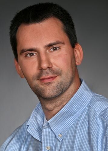 Jens Zander von S49 - Agentur für Marketing und Kommunikation spricht mit Dirk Walther vom Autohaus Kramm über die Möglichkeiten und Herausforderungen der integrierten Vermarktung via Newsletter, klassischer und mobiler Webseiten. (Foto: S49)