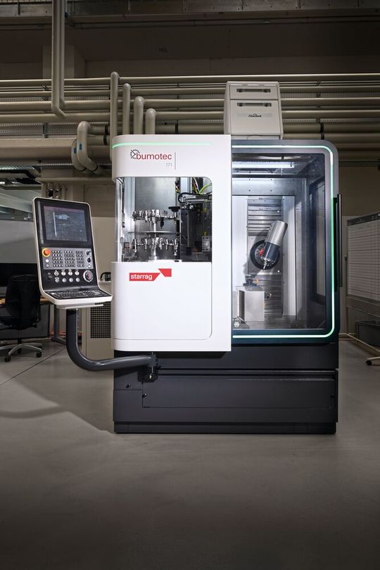 Auf nur 3 m² Stellfläche bietet das neue Bearbeitungszentrum «Bumotec 171» eine Komplettbearbeitung ab Stange für Durchmesser bis zu 32 mm.(Bild:  Ralf Baumgarten)