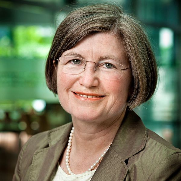 Dr. Sieglinde Stähle, Wissenschaftliche Leitung Lebensmittelverband: „Wir sehen in der pauschalen Verpflichtung eine massive Überforderung vieler der betroffenen Lebensmittelunternehmer im Bereich Einzelhandel, Imbissbetriebe, Schausteller, Lebensmittelhandwerk, Gastronomie und Systemgastronomie, insbesondere im Hinblick auf die erforderliche Betriebshygiene. Mehrweg-Geschirr können nicht nur ausgegeben, sondern müssen zur Wiederbefüllung bereitgestellt werden – in hygienisch einwandfreiem Zustand. Davor müssen sie als gebrauchte Geschirre, d.h. in unsauberen Zustand gesammelt und gestapelt, der Reinigung zugeführt werden und von sauberem Geschirr streng getrennt gehalten werden. Diese Kreisläufe können zentral z.B. über Reinigungsdienstleister organisiert werden, den Kunden einbinden, oder nur auf einzelbetrieblicher Ebene stattfinden; in jedem Fall müssen die betrieblichen Rahmenbedingungen (Platz, Personal, Sammeleinrichtung, Reinigungsmöglichkeiten) die Umsetzung überhaupt zulassen. Investitionen rechnen sich nur, wenn auch die Nachfrage, Standort und Kundenstruktur passen. Ist die Einhaltung angemessener und zeitnaher Hygienevorkehrungen in einem Betrieb nicht möglich, dann geht das Konzept des Gesetzgebers, dass Mehrweg-Geschirr/-Verpackungen nachhaltiger und ökologischer sind, nicht auf.“ (Bild: Lebensmittelverband/Matthias Martin)