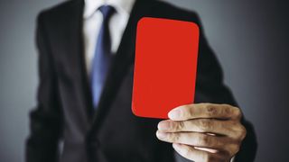 Vermeintliche Abmahn-Profis erhalten dank neuer Gesetzgebung die rote Karte. (Bild: beeboys - adobe.stock.com)