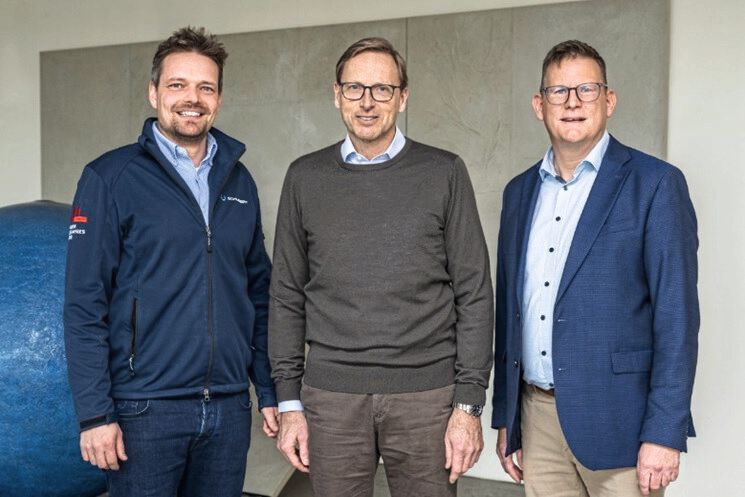 Johannes Schubert (links) hat die Bereichsleitung Vertrieb der Gerhard Schubert GmbH von Martin Sauter (rechts) übernommen. Mitte: Marcel Kiessling, Geschäftsführer der Gerhard Schubert GmbH. (Bild: Gerhard Schubert)