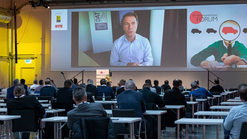 DAT-Geschäftsführer Helmut Eifert, zeigte die derzeitigen Grenzen der KI auf. (Bild: Stefan Bausewein)