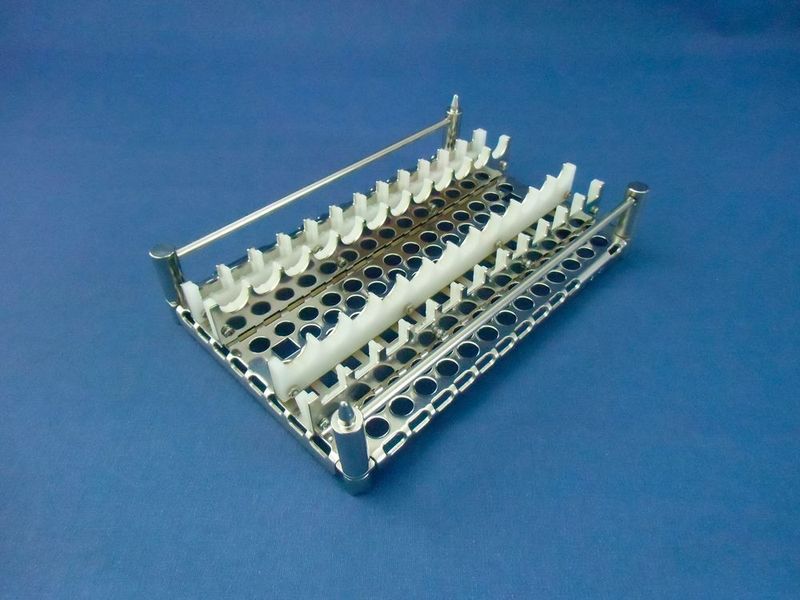 Präzision in Edelstahl und Silikon: Werkstückträger von LK Mechanik für Bauteile mit länglicher Grundform.  (LK Mechanik)