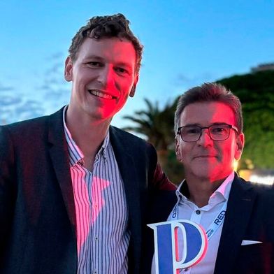 Thomas Weber, Co-Founder und CSO von etalytics, und Michael Nicolai, CEO von Telehouse Deutschland, freuen sich in Antibes über den Preis. Was genau hinter dem Projekt steckt. (Bild: etyltics)