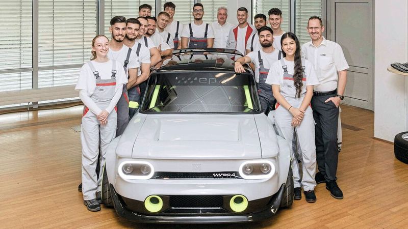 Zum 150-jährigen Jubiläum der Marke NSU enthüllen Auszubildende von Audi Neckarsulm den NSU Prinz, den sie zu einem Elektroauto umgebaut haben. (Bild: Audi AG)