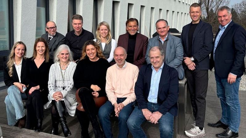 Der Programmbeirat traf sich bei Vogel IT-Medien in Augsburg. Hinten V.l.: Christian Richter-Ferenczi (Hess. Ministerium für Digitales), Florian Wanner (Kite Consult), Eva Kanzler (Vogel IT-Akademie), Christian Zipp (nexSpace Datacenter), Erwin Breneis (HPE), Ronald Weise (Bechtle), Roland Wagner (GePlan). Vorne V.l.: Katharina Rimkus (Vogel IT-Akademie), Paula Breukel und Ulrike Ostler (DataCenter-Insider), Franziska Magai (Vogel IT-Akademie), Thomas von Wittern (Datahall),  Steffen Breiter (Siemens).(Bild:  Vogel IT-Medien)