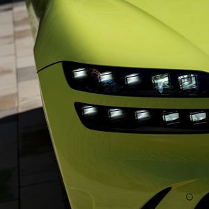 Wie alle Genesis-Modelle hat auch der GV60 die charakteristischen Doppelscheinwerfer.(Bild:  Genesis)