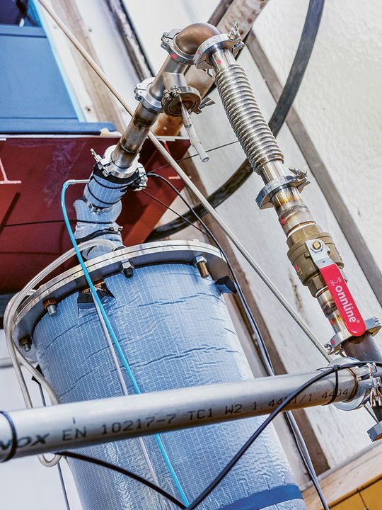 All’Università di Rostock, alcuni ricercatori, in collaborazione con l’Università di Basilea, stanno sottoponendo i gas di scarico a un processo di invecchiamento artificiale all’interno di un serbatoio esposto a radiazioni UV.(Bild:  Thomas Rahr, Università di Rostock)