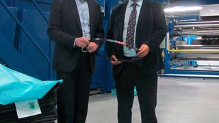 Konrad Ummen (links), Mitglied der Geschäftsführung der Arntz Optibelt Gruppe und Csaba Kala (Werksleiter/GF) Optibelt Power Transmission SRL, Tauthi Magheraus, Rumänien (Bild: Arntz Optibelt)