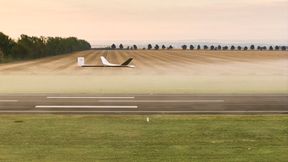 Die hochfliegende unbemannte Höhenplattform HAP-alpha bei ihrem ersten Flug in niedriger Höhe über den Flughafen Magdeburg/Cochstedt. (Bild: DLR)