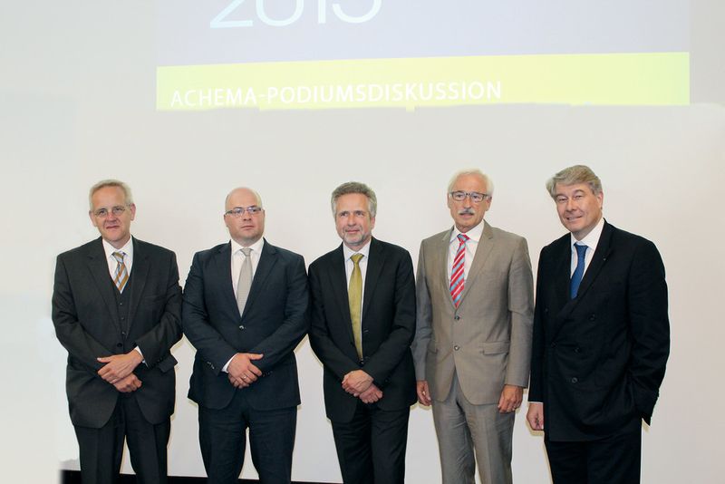 Teilnehmer der Podiumsdiskussion: (v.l.n.r.): Holger Zinke (Brain),  Eugen Weinberg (Commerzbank), Kurt Wagemann (Dechema), Gernot Kalkoffen (Exxon Mobile), Wolfgang Büchele (Linde) (Geipel-Kern)