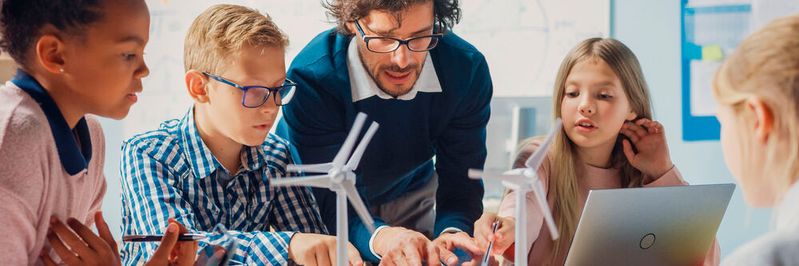 Der im Ampel-Koalitionsvertrag angekündigte „Digitalpakt 2.0“ für die Schulen soll auch die „nachhaltige Neuanschaffung von Hardware, den Austausch veralteter Technik sowie die Gerätewartung und Administration umfassen“(© Gorodenkoff - stock.adobe.com)