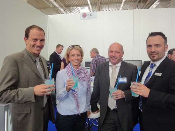 Stephanie Steen, IT-BUSINESS, genießt mit den LG-Herren ein kühles Blaues: (v.l.) Oliver Kuhlen, Dieter Speidel und Timo White (Archiv: Vogel Business Media)