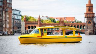 Das Solarschiff-Pilotprojekt Behala von DHL und Solarwaterworlds wird bis Sommer 2024 verlängert, heißt es. Mit Zustimmung des Berliner Senats wird auch die Route erweitert. Hier erfahren Sie, was man jetzt plant ... (Bild: DHL)