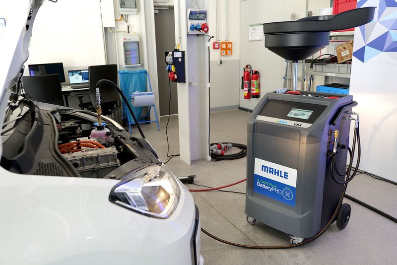Mit dem neuen E-Care Fluid von Mahle Aftermarket lassen sich Kühlkreisläufe bei E-Autos auf Leckagen prüfen sowie Kühlflüssigkeiten schnell und sauber austauschen. Eine Datenbank garantiert, dass man dabei die Herstellervorschriften berücksichtigt.(Bild:  Schmidt - VCG)