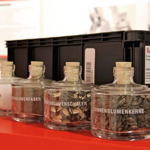 Der nachhaltige Kanbanbehälter von Würth besteht zu 30 % aus dem Biogranulat „S²PC“, das aus den Schalen von Sonnenblumenkernen hergestellt wird.(Bild:  Würth Industrie Service)