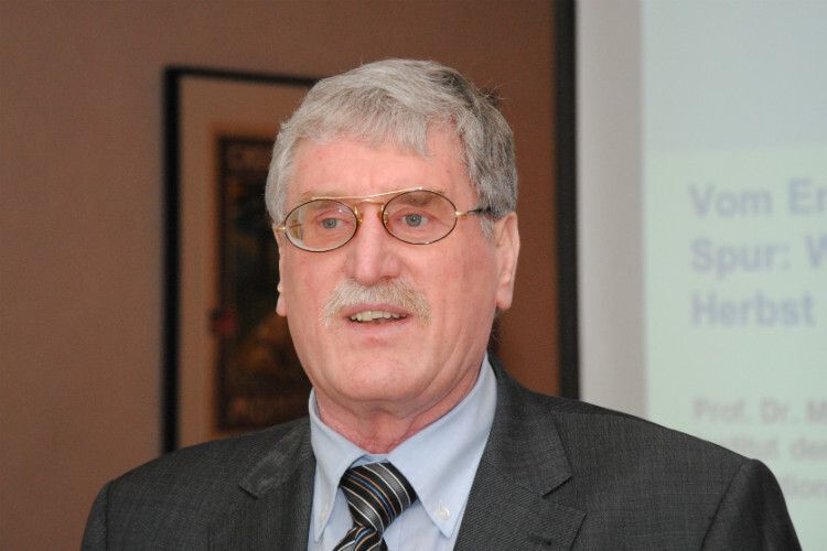 Fritz Kuckartz, Vorsitzender des ZDK-Ausschusses Wirtschaft, moderierte den Wirtschaftstreff. (Foto: Baeuchle)
