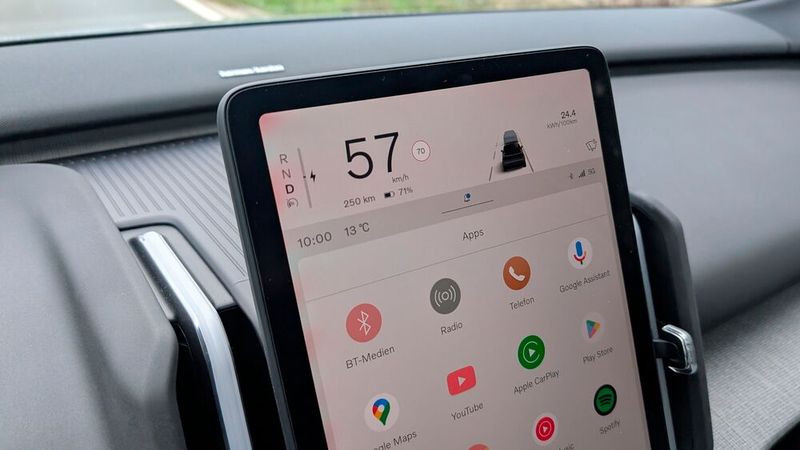 9. Die Bedienung: Aufgrund der Tatsache, dass es im EX30 CC überhaupt keine Tasten oder Drehregler gibt, müssen wirklich sämtliche Funktionen über den 12,3 Zoll großen Touchscreen in der Mittelkonsole bedient werden. Aufgrund der Fülle an Funktionen kommt man vielfach nur über mehrere Klicks an sein Ziel. Besonders aufwändig ist das, wenn man den Spiegel einstellen will. Dazu muss man erst die Bedienungsanleitung im Display suchen, um dann die Spiegel über die mehrfach belegten Tasten am Lenkrad einzustellen. Nicht wirklich begrüßenswert ist auch, dass die aktuelle Geschwindigkeit und die maximal erlaubte Geschwindigkeit über das Display angezeigt werden. Man muss dafür den Blick von der Straße abwenden. In Sachen Verkehrssicherheit ist das nicht ideal. (Bild: Mauritz – VCG)