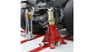 Für Richtarbeiten in senkrechter Richtung, zum Anheben und Unterstellen eignen sich die Richtböcke mit integrierten Hydraulikzylindern.  (Josam)