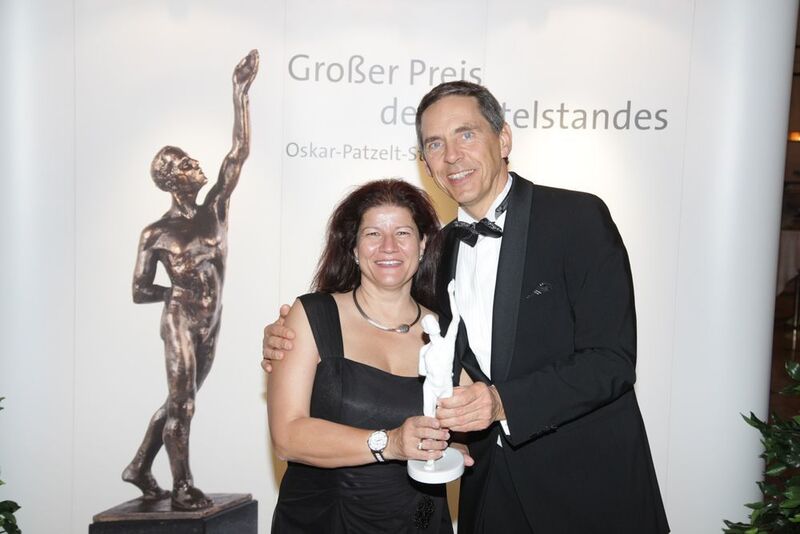 Christine und Michael Koch mit der Trophäe. (Boris Löffert, Oskar-Patzelt-Stiftung)